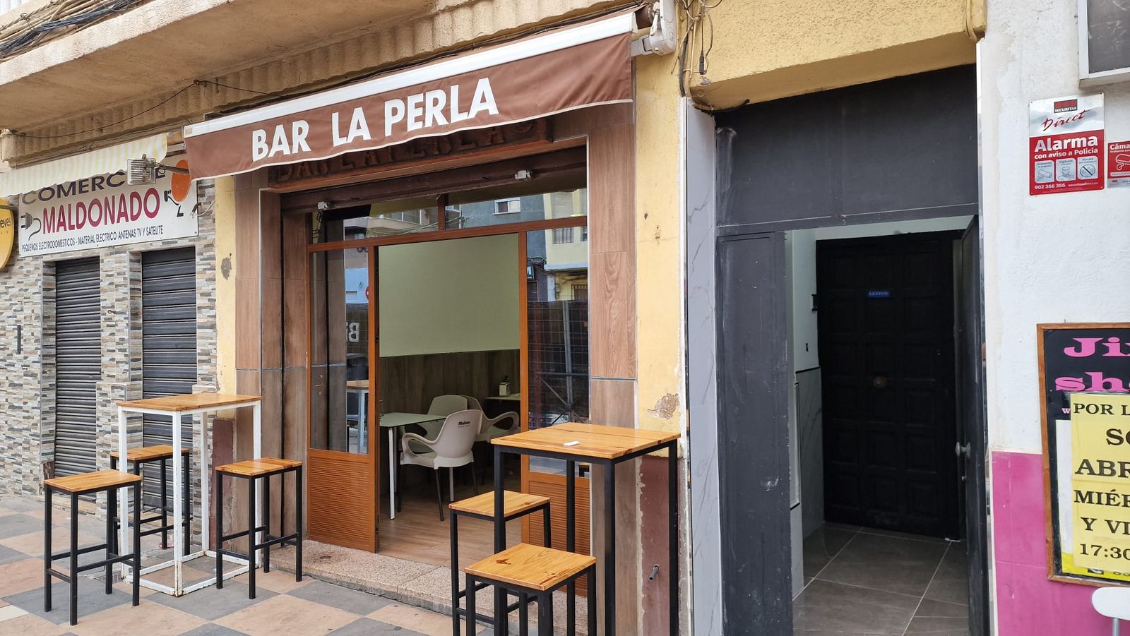 Fachada del bar 'La Perla' en Hadú.