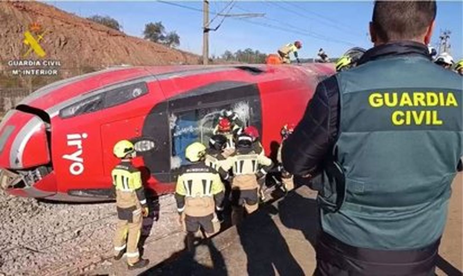 Los equipos de emergencias intervienen tras el accidente ferroviario en Córdoba
