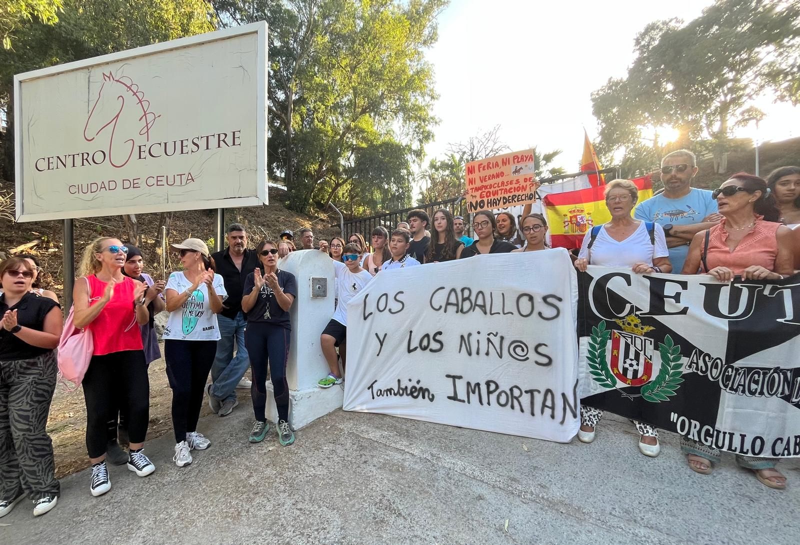 Concentración a las puertas del Centro Ecuestre para protestar contra su uso para la acogida de migrantes