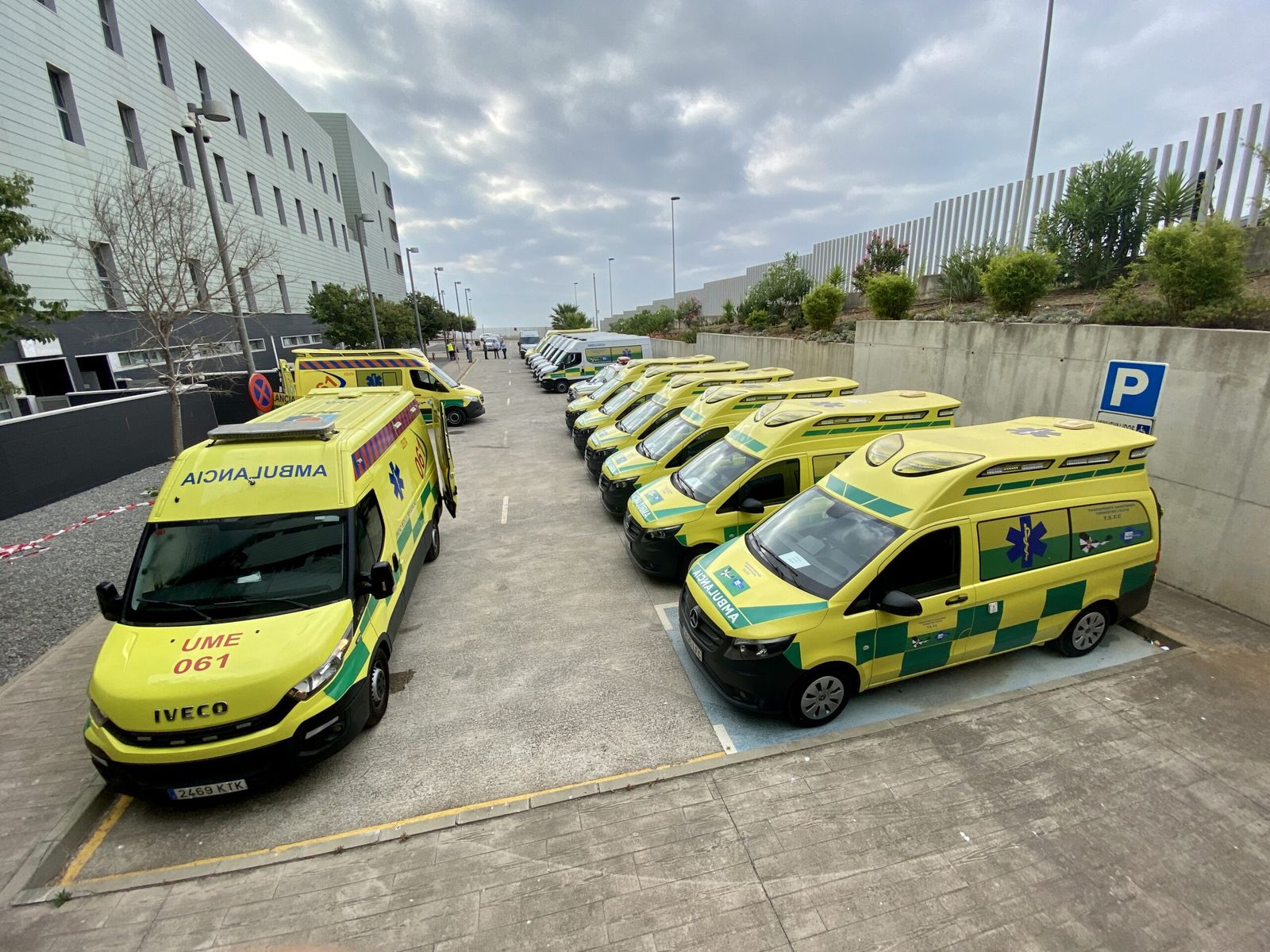 Varias ambulancias aparcadas en Ceuta.