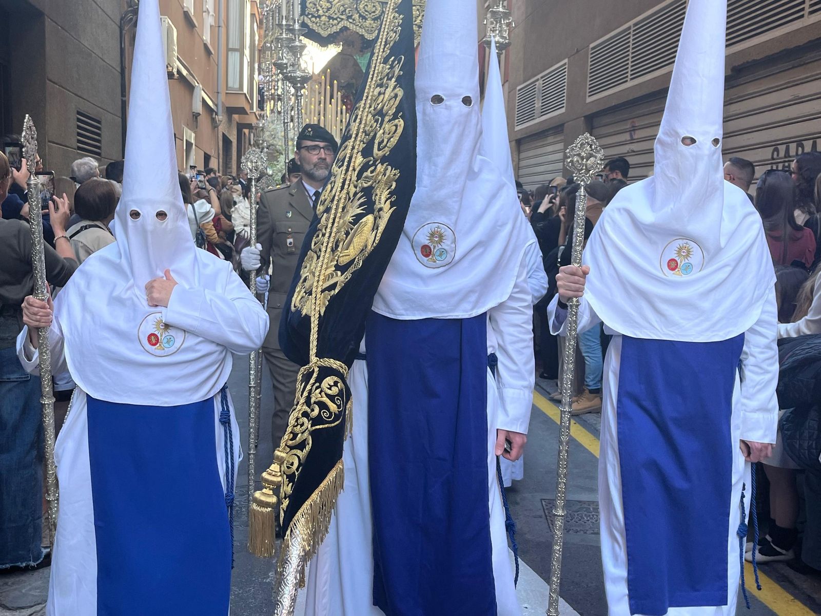 Cuarenta y cinco hombres bajo las trabajaderas y uno "ayudando desde el cielo"