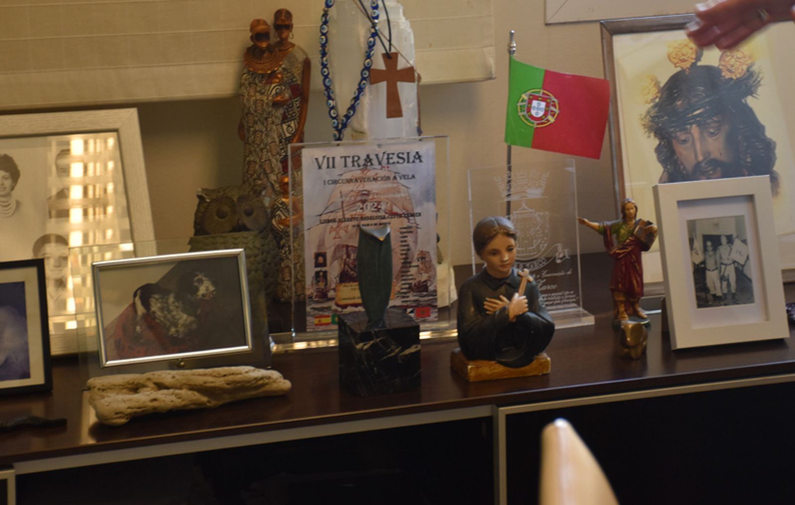 Mueble donde el cónsul posó la placa con la que fue obsequiado por los tripulantes de la fragata NRP Zarco. / FOTO NICOL´S