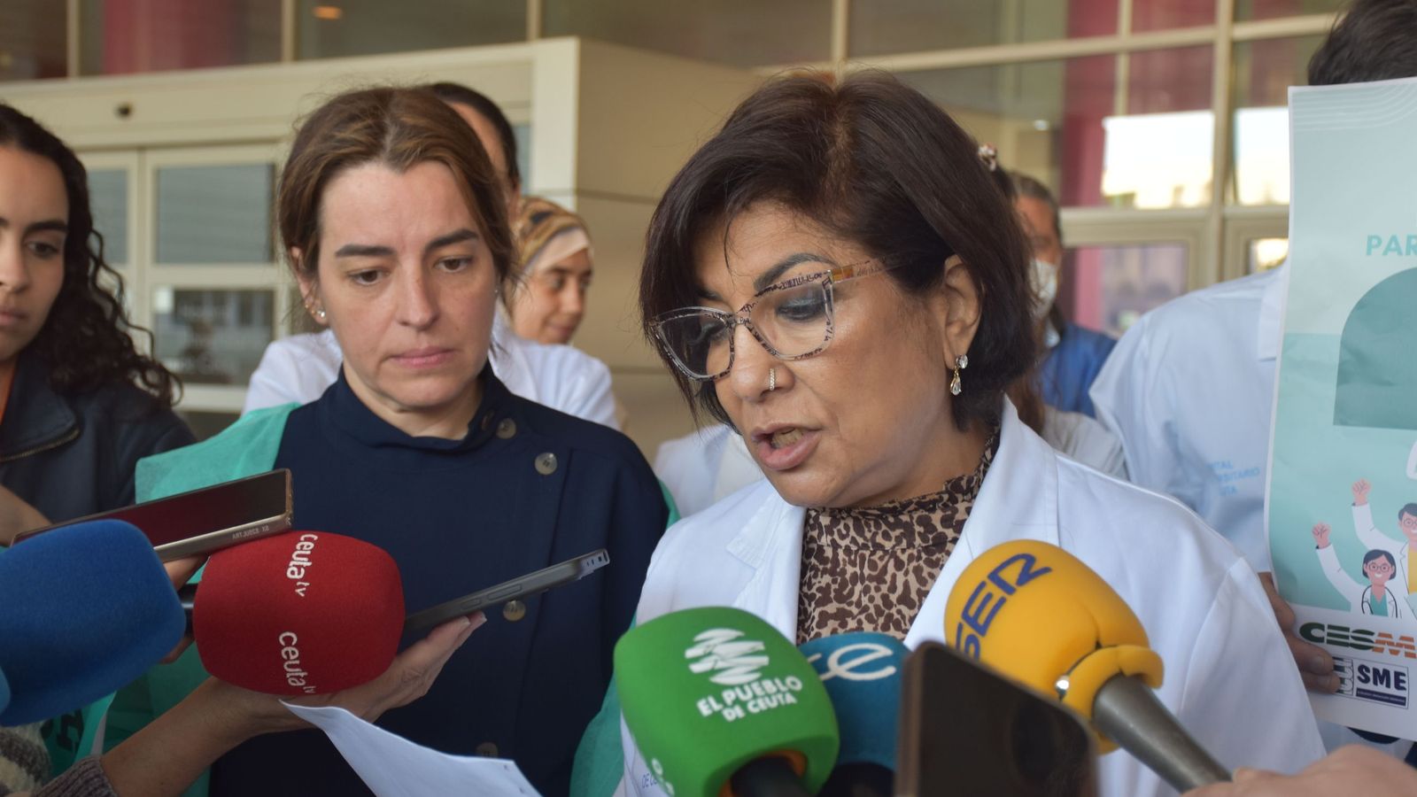 La delegada en Ceuta de MUD, Kumari Nanwani, interviene durante la concentración en el HUCE por la huelga nacional