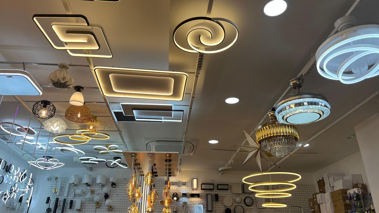 Imágenes de la inauguración de ‘La Boutique de las Lámparas'.