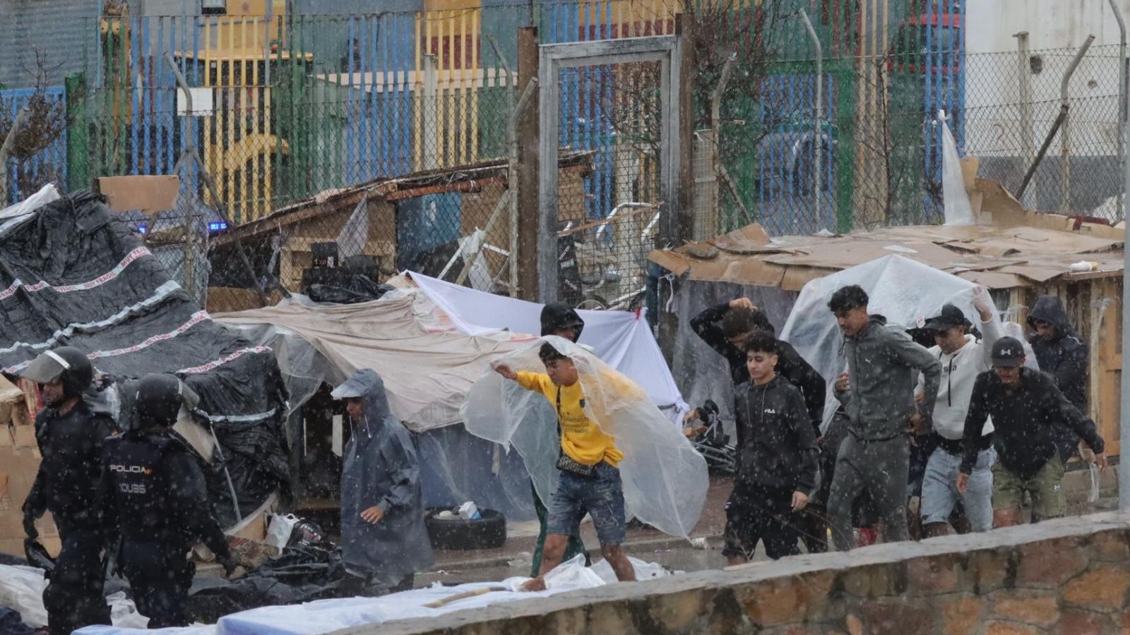 La Policía Nacional, desplegada en el polígono del Tarajal pese a la lluvia para desalojar la zona de inmigrantes