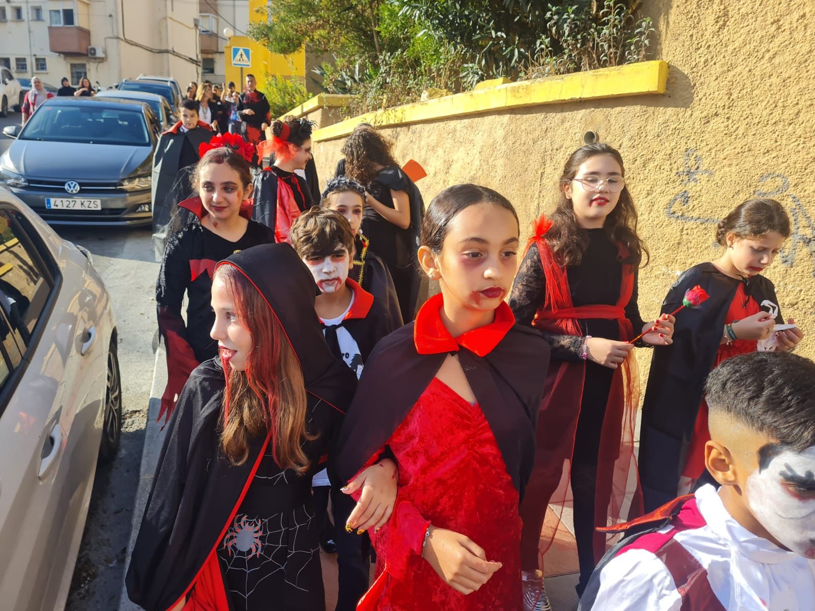 FOTOGALERÍA | El CEIP Rosalía de Castro lleva la magia de Halloween a las calles de la barriada con un pasacalles