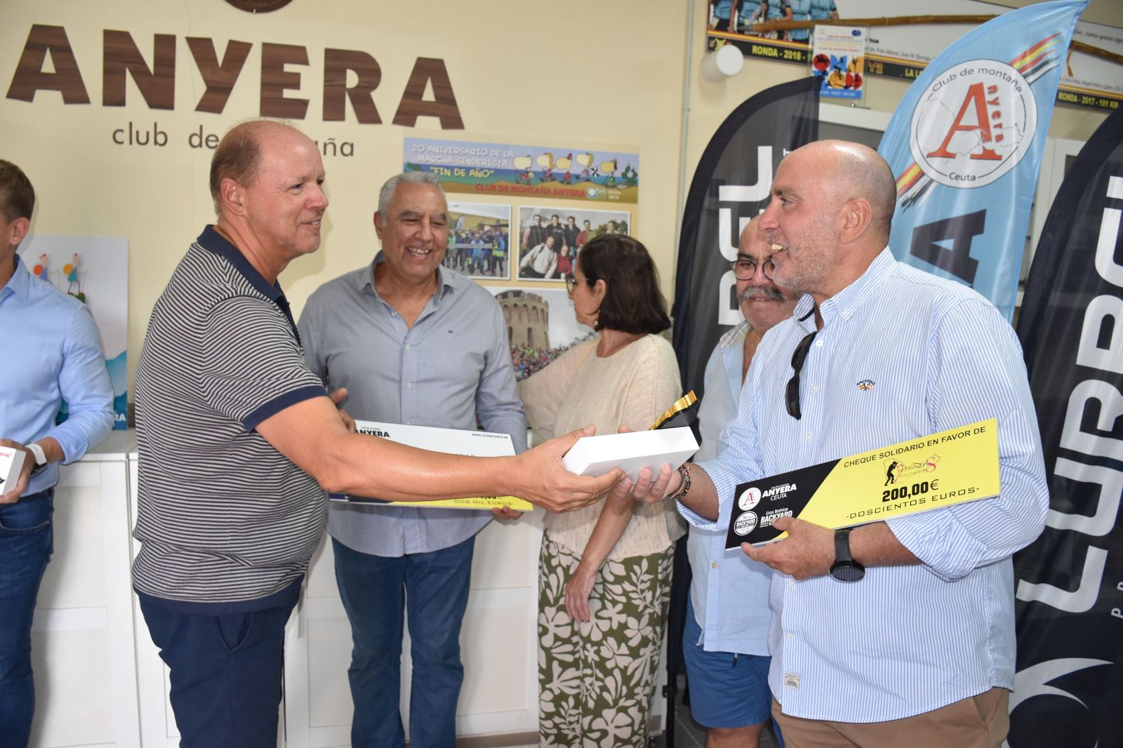 AECC recibe los cheques solidarios de la II Carrera Backyard Ultra Dos Bahías.