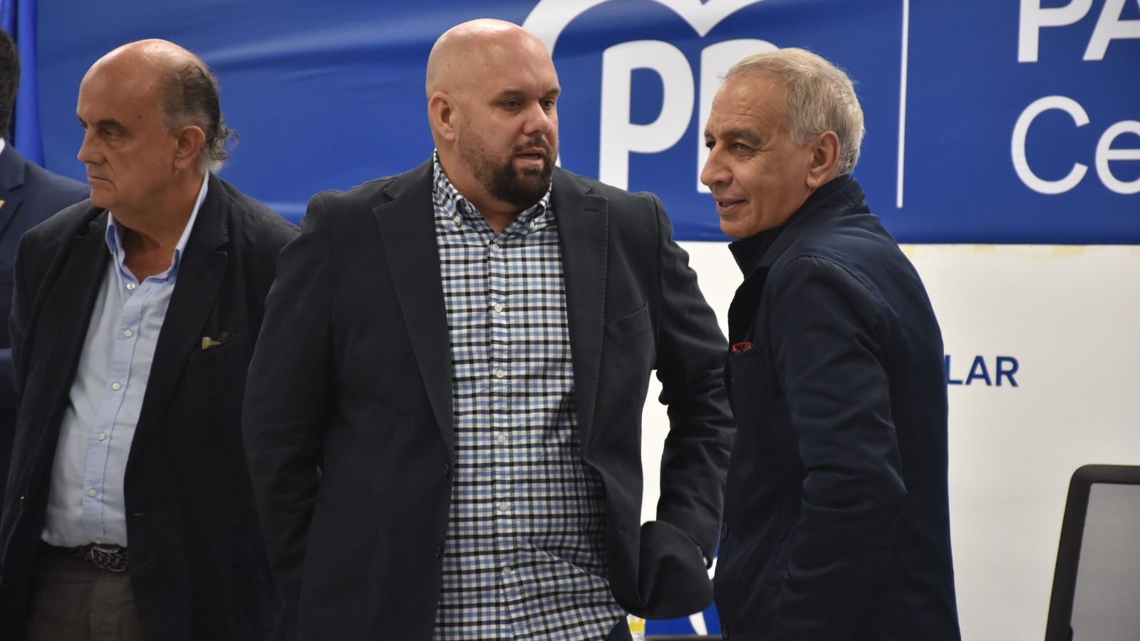 El secretario del área de Sanidad en CSIF Ceuta, Alejandro Artero, conversa con el senador Abdelhakim Abdeselam en la sede del PP este viernes