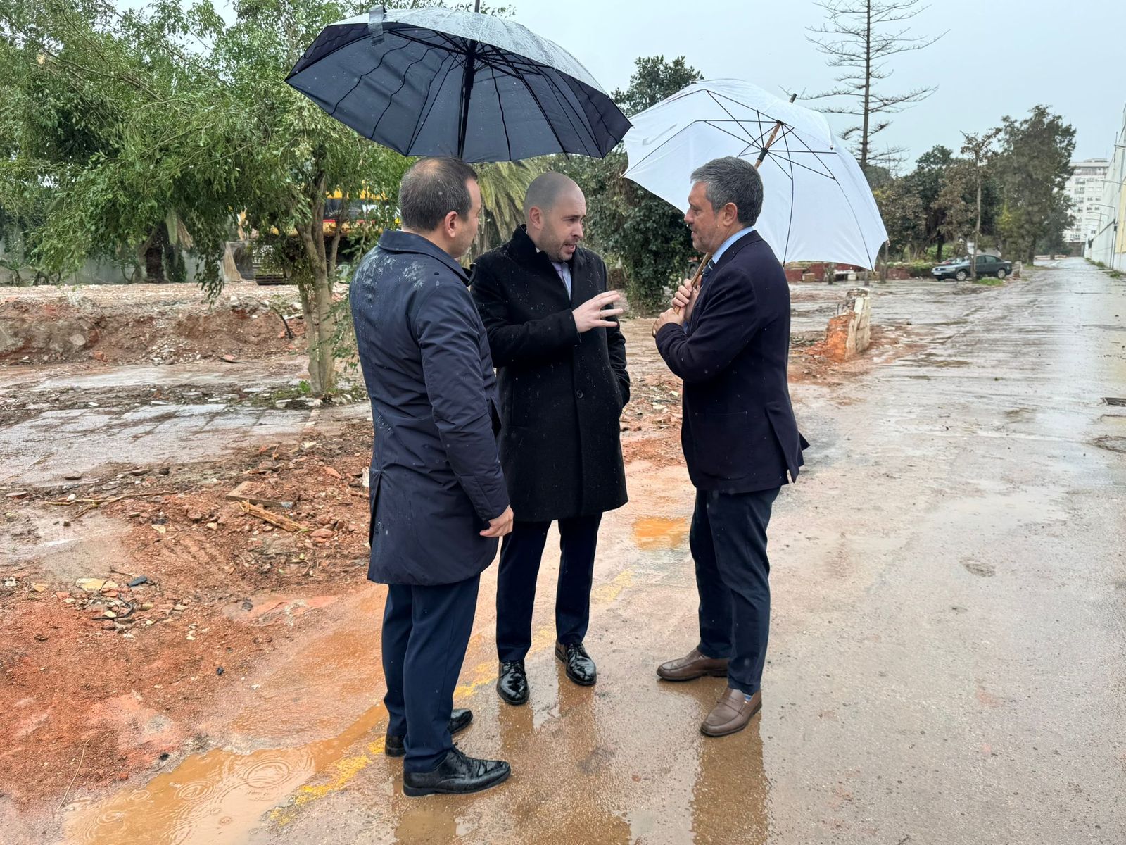 El delegado del Gobierno en Ceuta, Miguel Ángel Pérez Triano, y el presidente de la Autoridad Portuaria de Ceuta, Juan Manuel Doncel, visitan la zona que se habilitará en el Puerto tras el derribo de los chalets