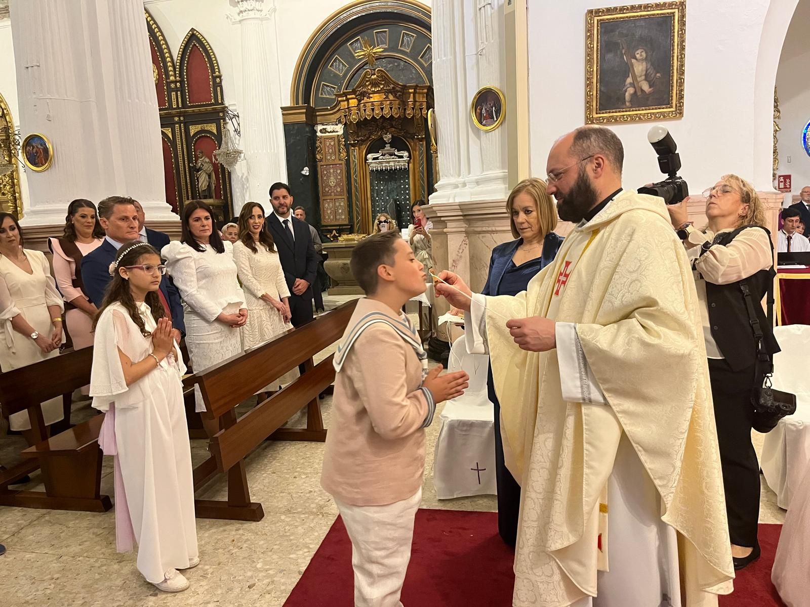 El vicario oficia otras dos comuniones en el Santuario de la Virgen de África