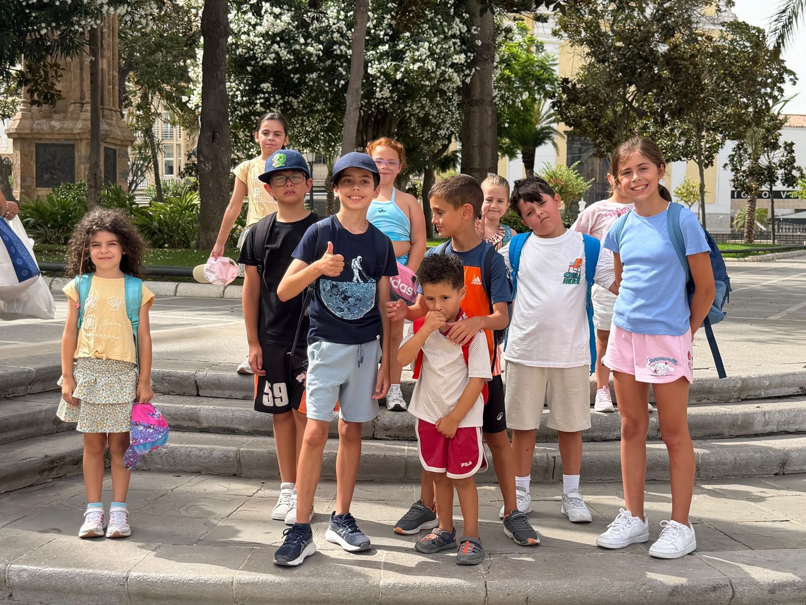 Los niños del Summer Camp posan tras un día de actividades