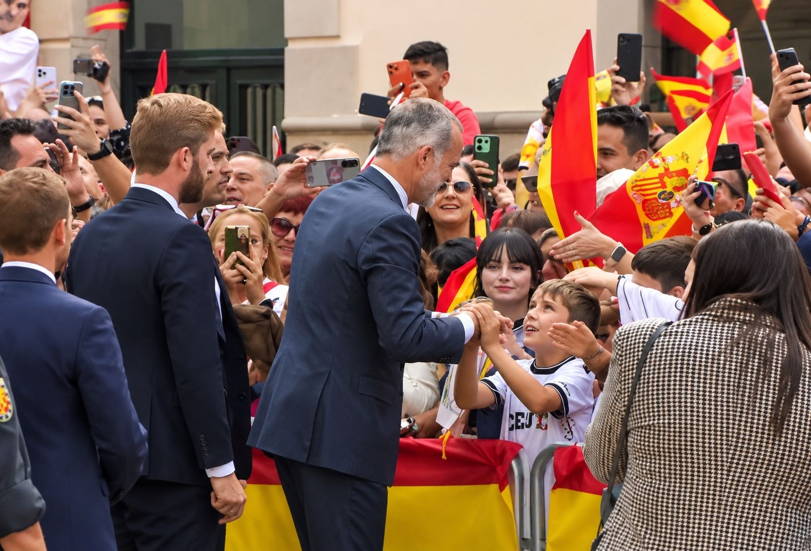 Los Reyes muestran su cercanía a los ceutíes nada más llegar a la ciudad