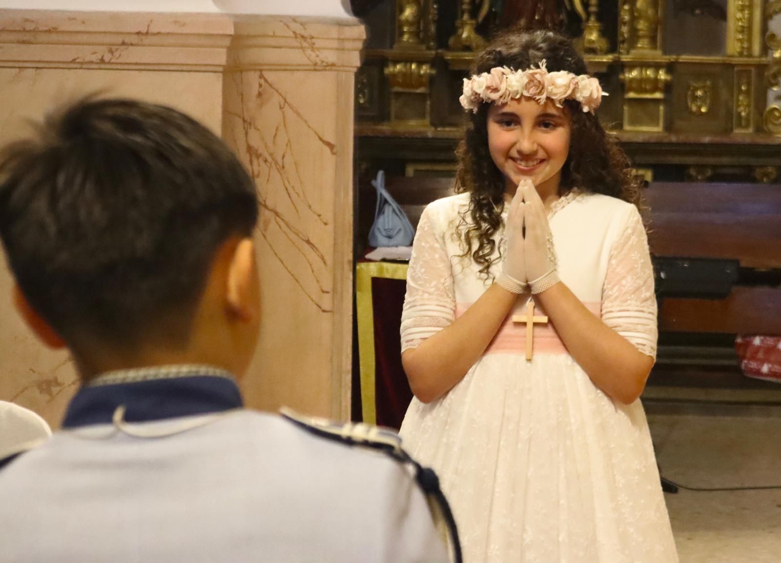 El vicario oficia comuniones en el Santuario de la Virgen de África