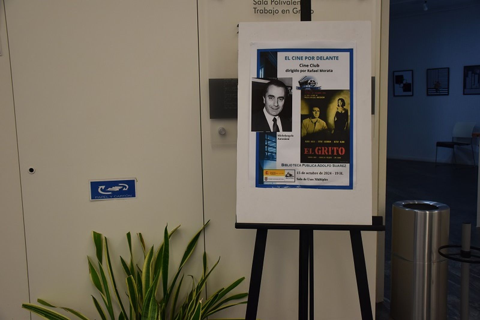 Cartel de la sesión de 'El cine por delante' en octubre, en la Biblioteca Pública 'Adolfo Suárez'. / FOTO G.S.