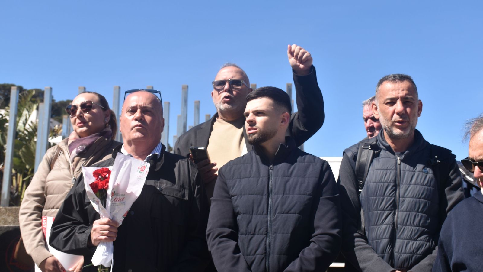 Los miembros de UGT cantan La Internacional