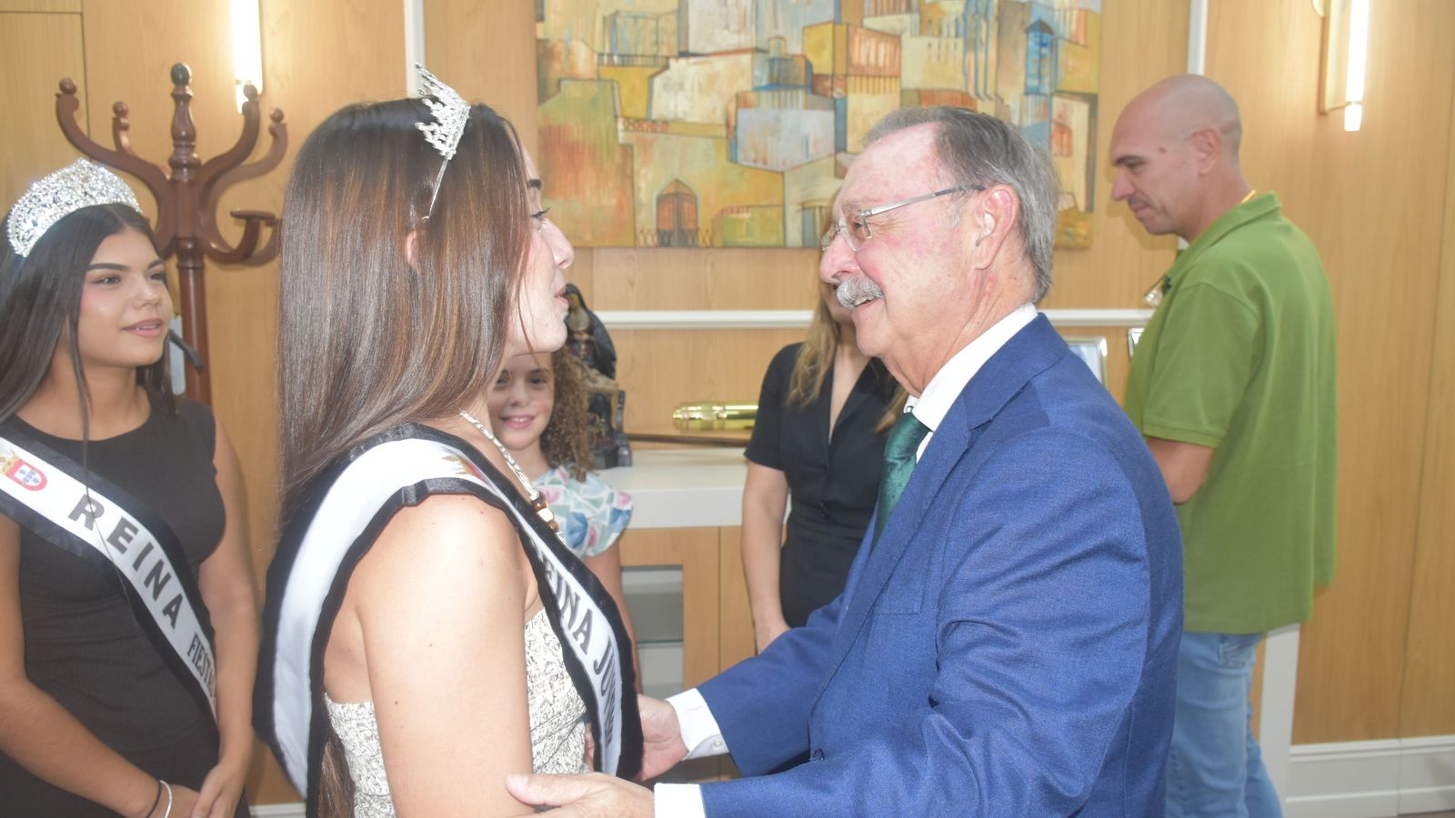 Ainhoa Gaona, Reina juvenil, saluda a Juan Vivas