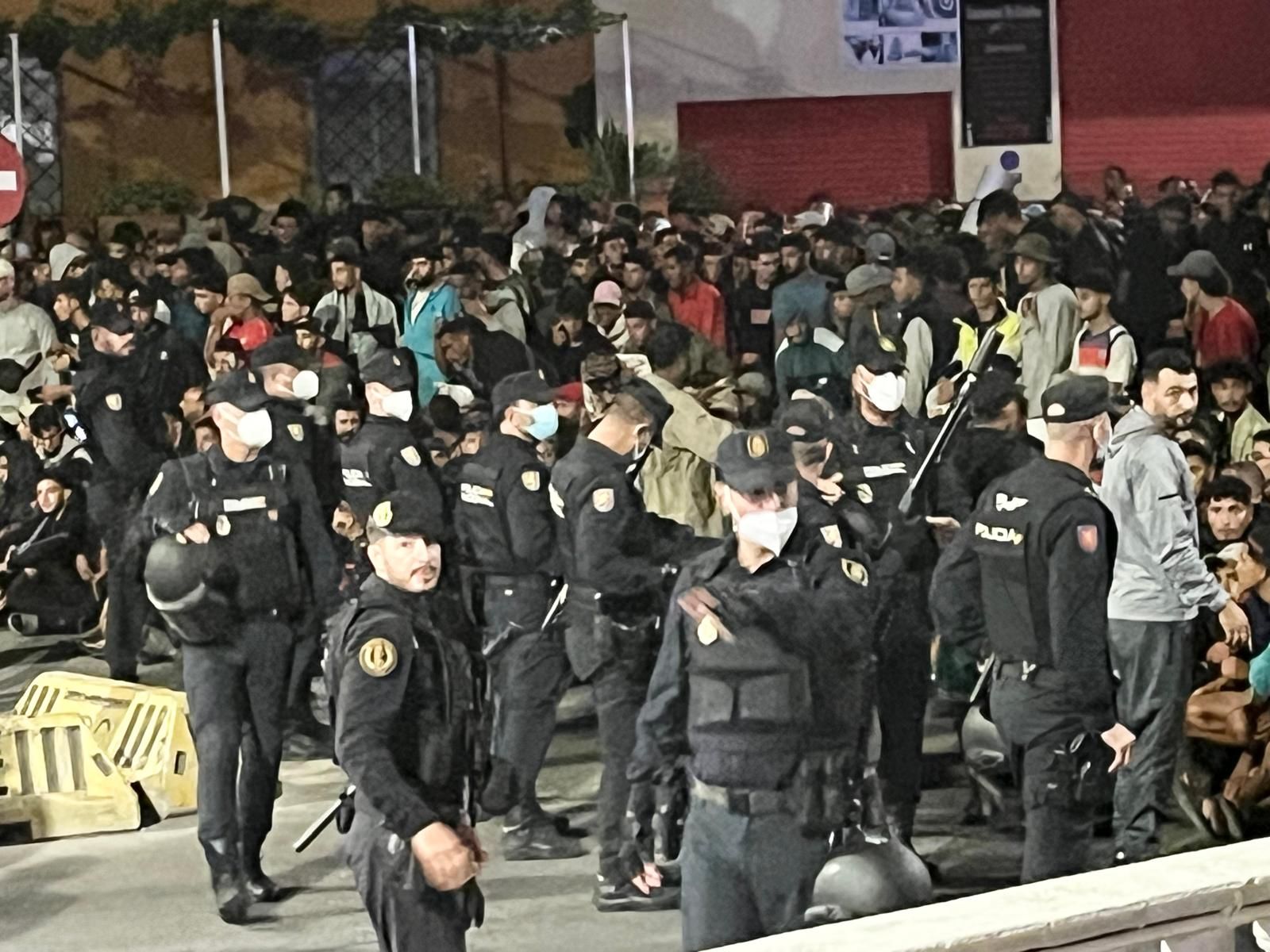 Comienza el traslado de los migrantes de Benítez y el Trampolín al centro temporal del puerto