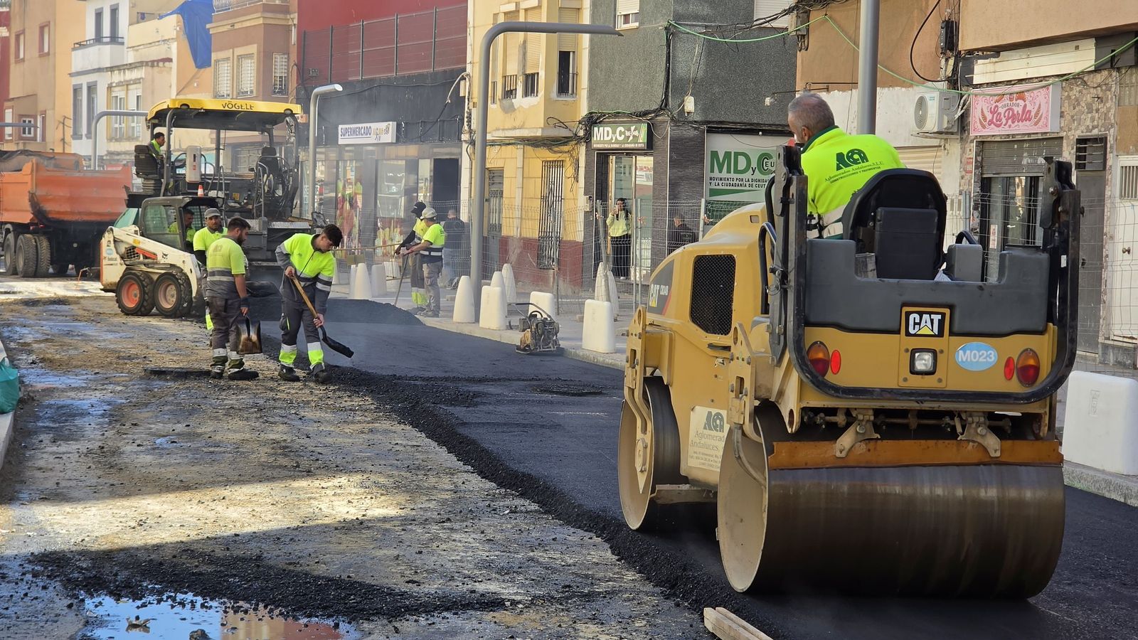 Comienzan a asfaltar el primer tramo de Hadú, que abrirá esta semana al tráfico rodado