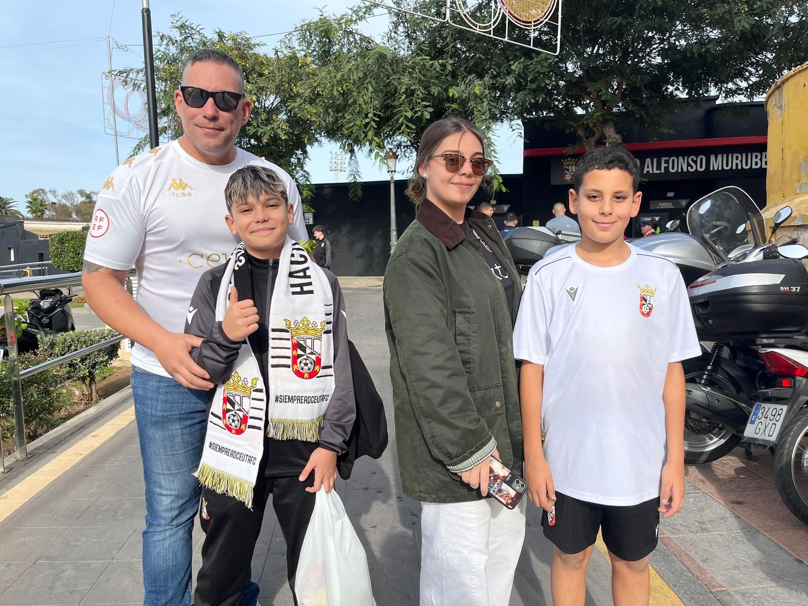 Gran 'ambientazo' en la previa del partido con las aficiones entregadas a sus respectivos equipos