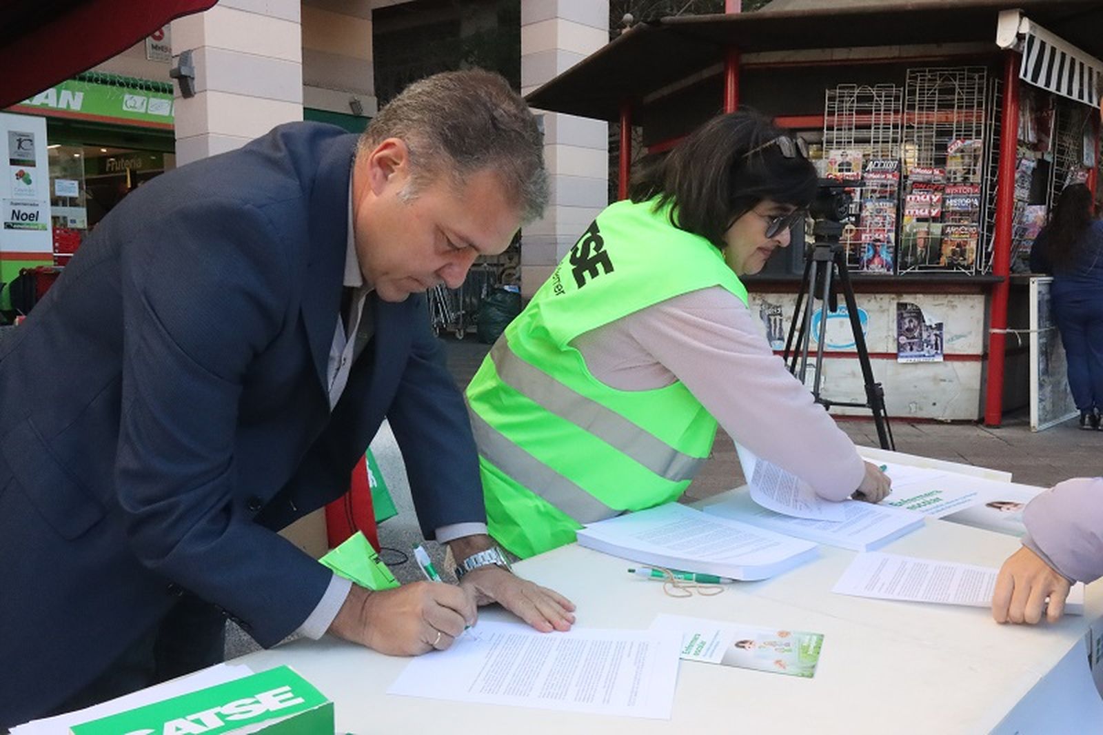 El presidente del Sindicato Médico de Ceuta, Enrique Roviralta, expresó el apoyo del SMC a la causa / FOTO REDUAN