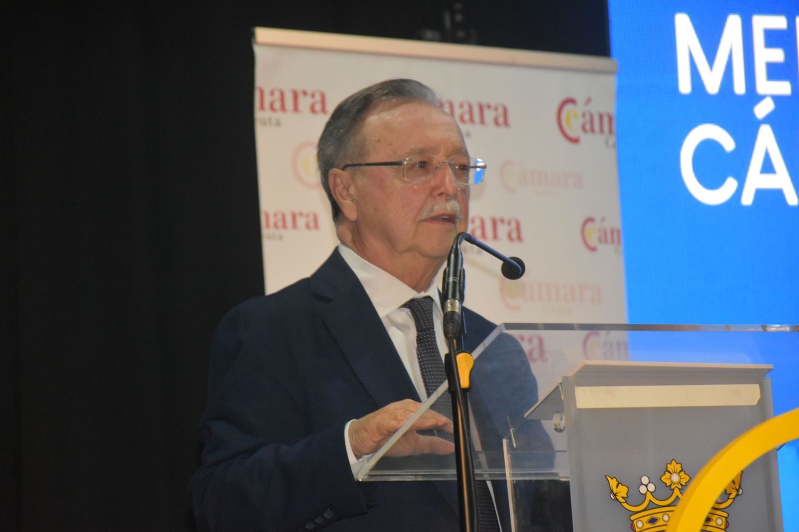 Luhay Hamido recibe la Medalla de Oro de la Cámara por su compromiso con el deporte ceutí