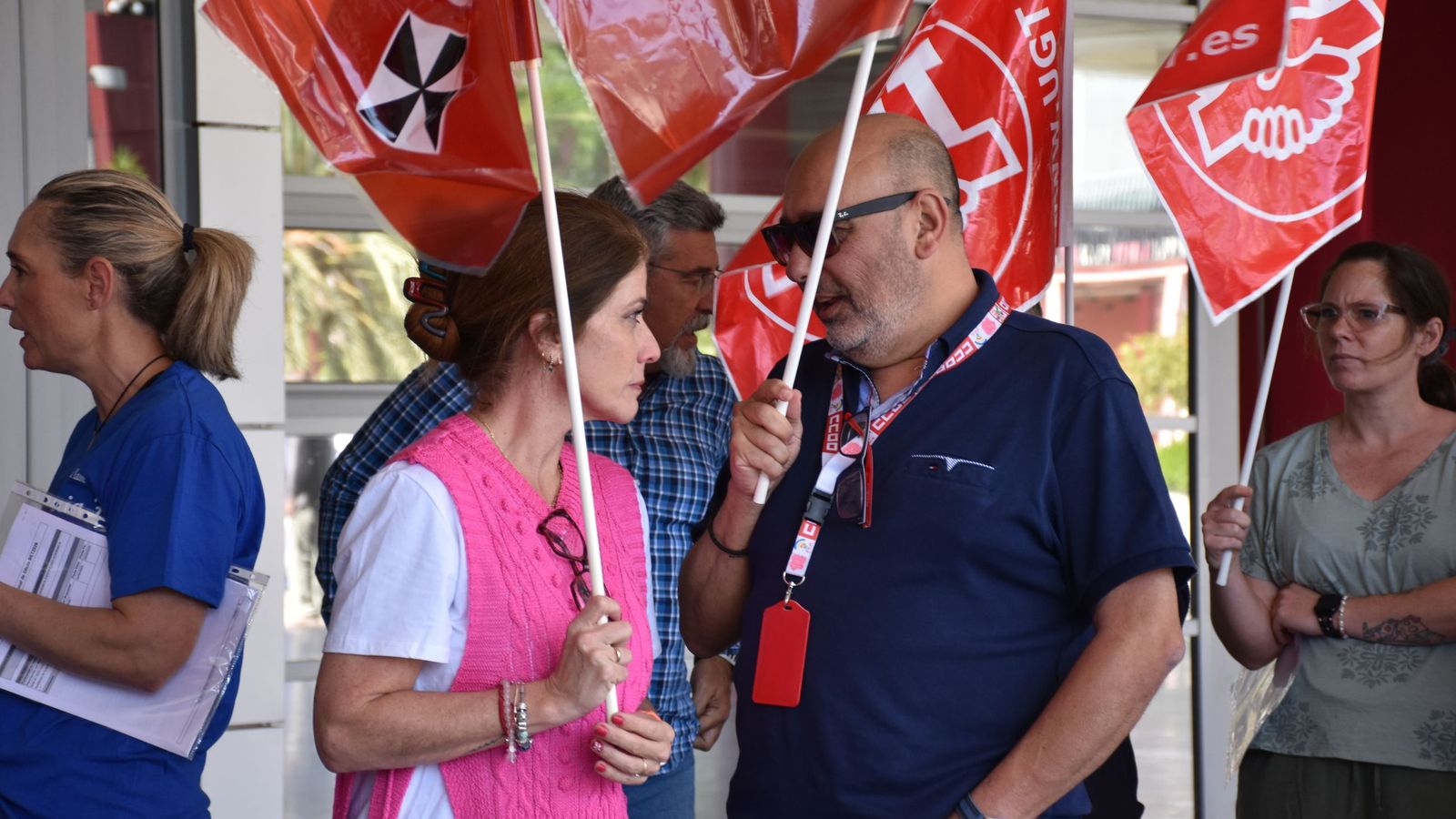 La responsable de sanidad de CCOO, Rocío Rando, conversa con un compañero del sindicato durante la concentración de UGT y CCOO en el hospital por la reclasificación profesional de los técnicos sanitarios medios y superiores