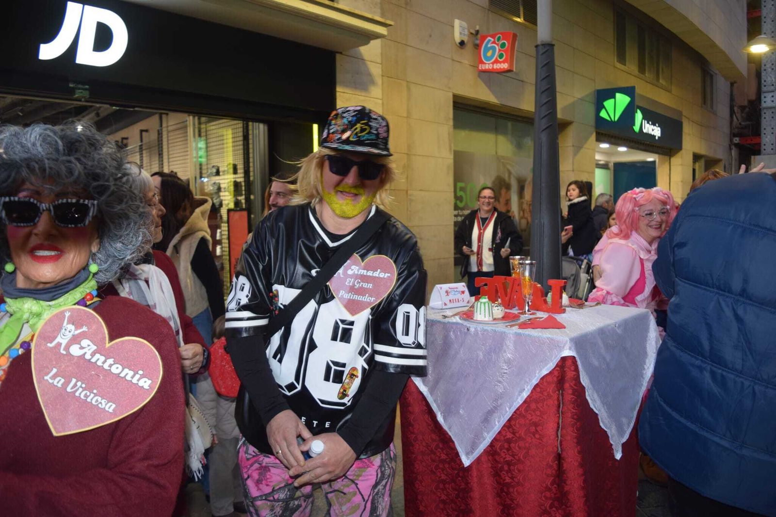 Los Popi enamoran a Ceuta con un pasacalles destinado a la búsqueda de su “media caballa”