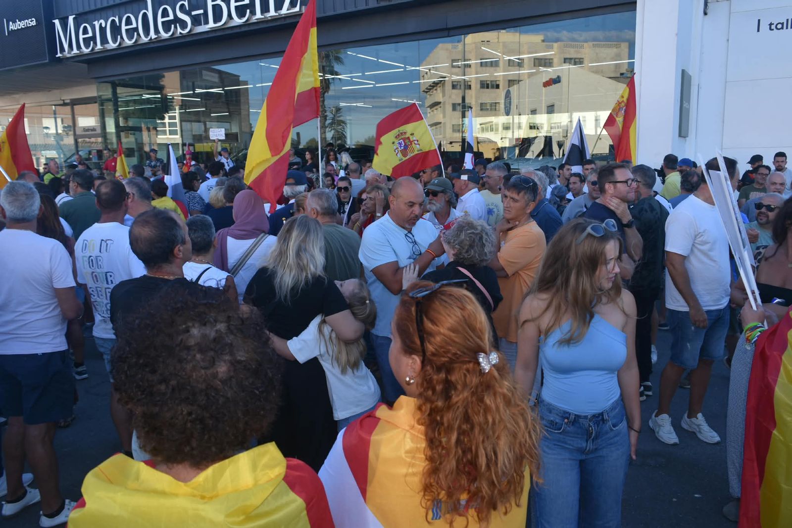 Los trabajadores del Puerto de Ceuta muestran su rechazo al asentamiento migrante