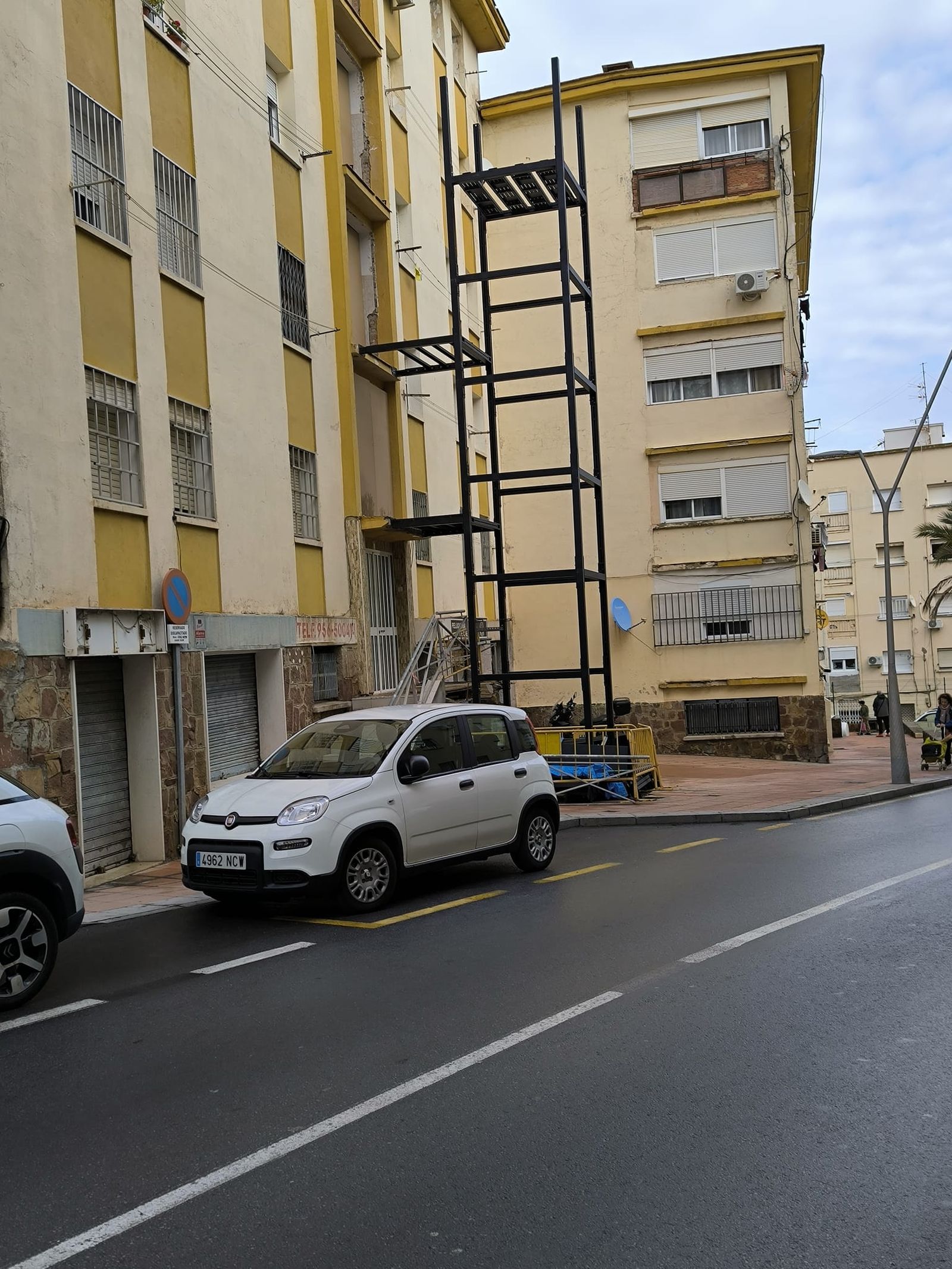Vista de la estructura donde se instalará uno de los ascensores en Zurrón.