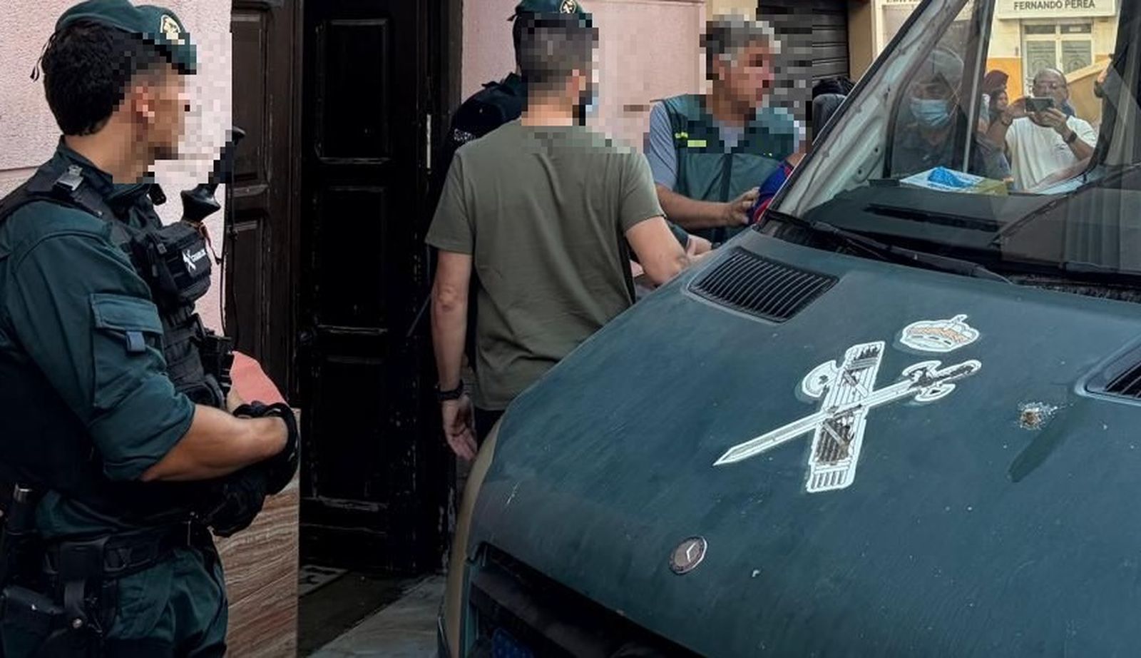 La Guardia Civil desaloja a 12 personas de un piso patera en el Príncipe