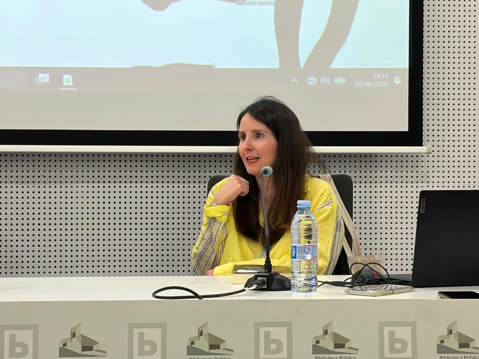 Niños y mayores aprenden y disfrutan de la penúltima jornada de Feria del Libro