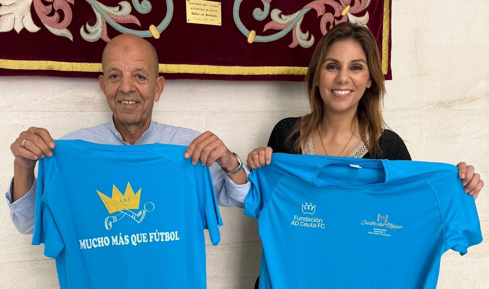 El directivo de la A.D. Ceuta, Mohamed Chaib, posa junto a la consejera Nabila Benzina