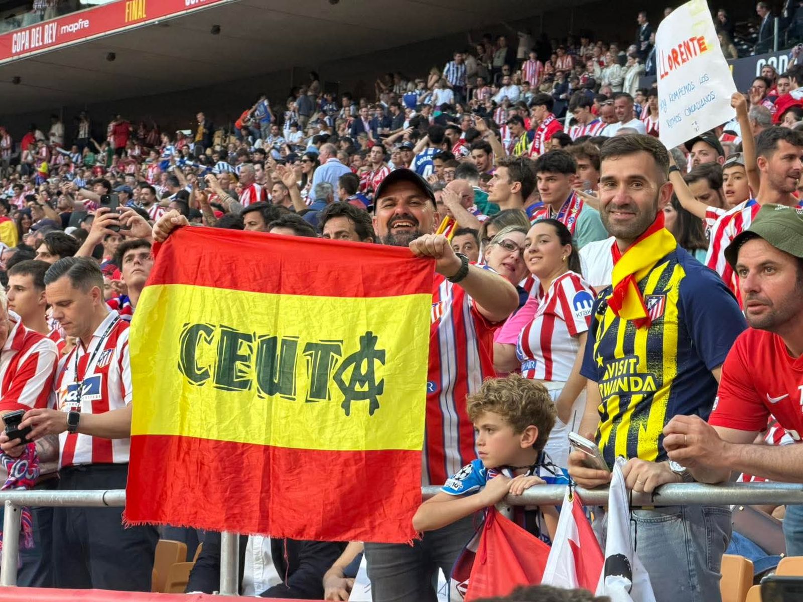 Ceutíes disfrutando de la final de la Copa del Rey en La Cartuja