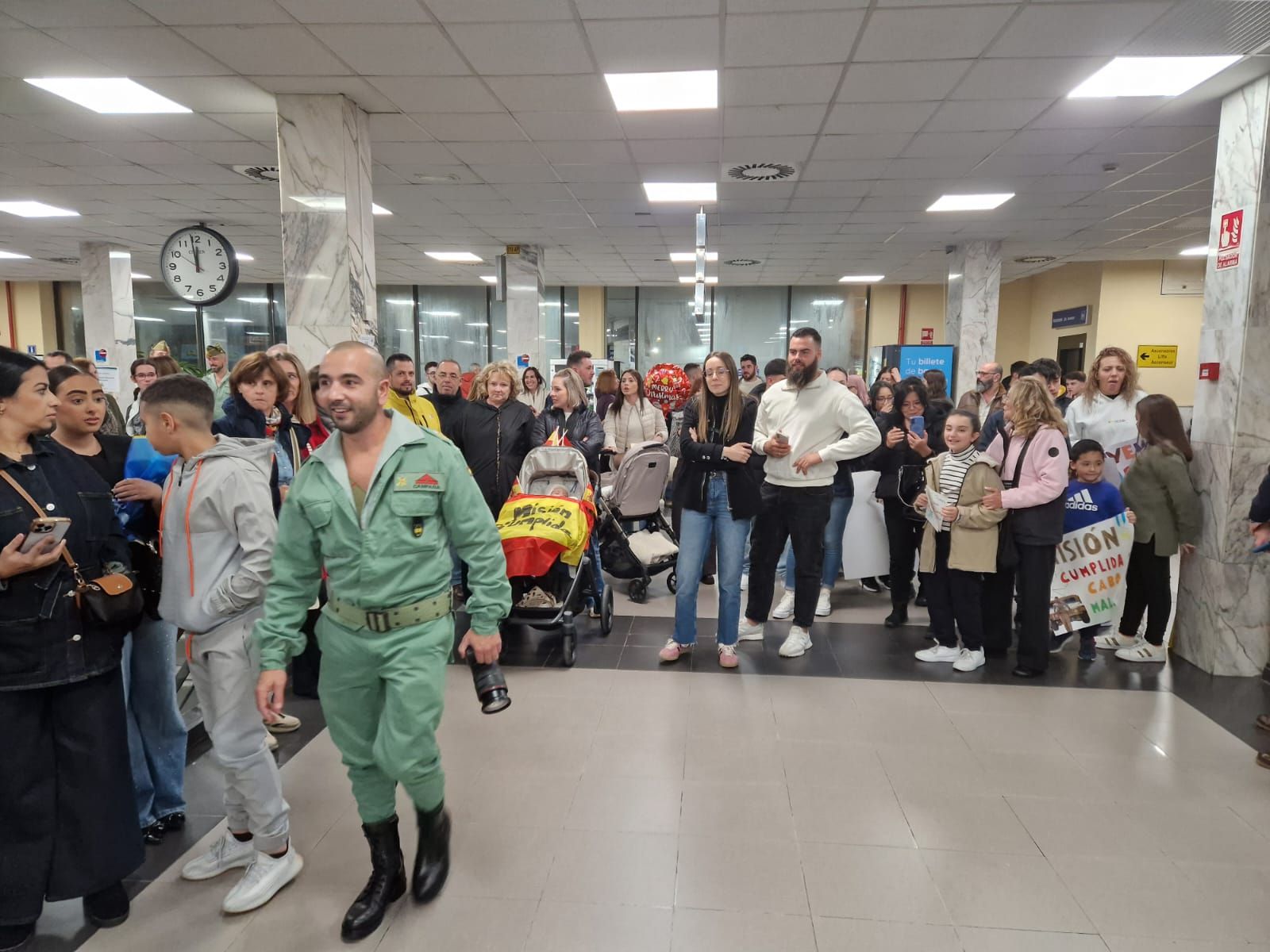 FOTOGALERÍA | De Irak a los brazos de su gente: fotogalería del regreso de la COMGECEU