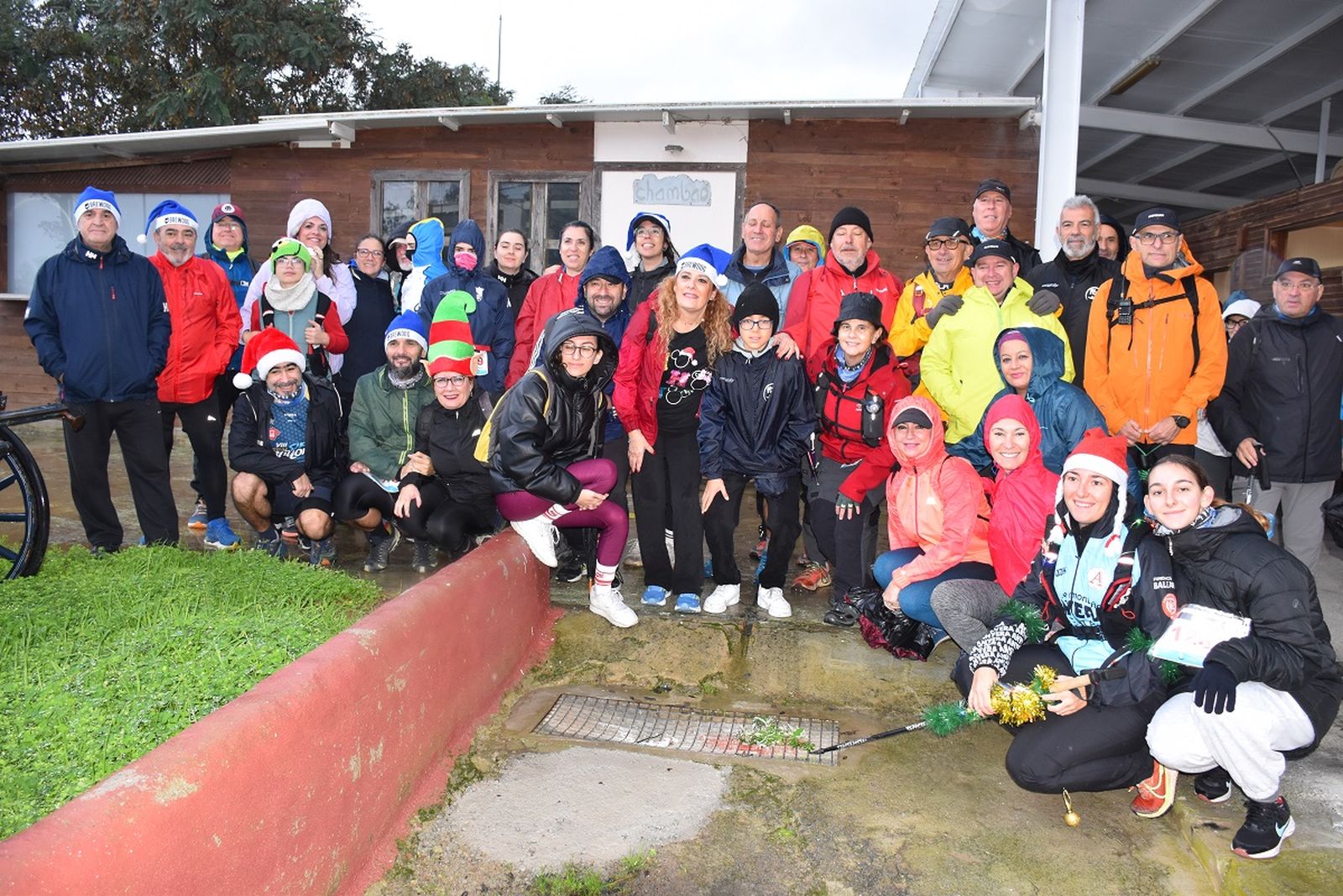 Participantes en la marcha senderista