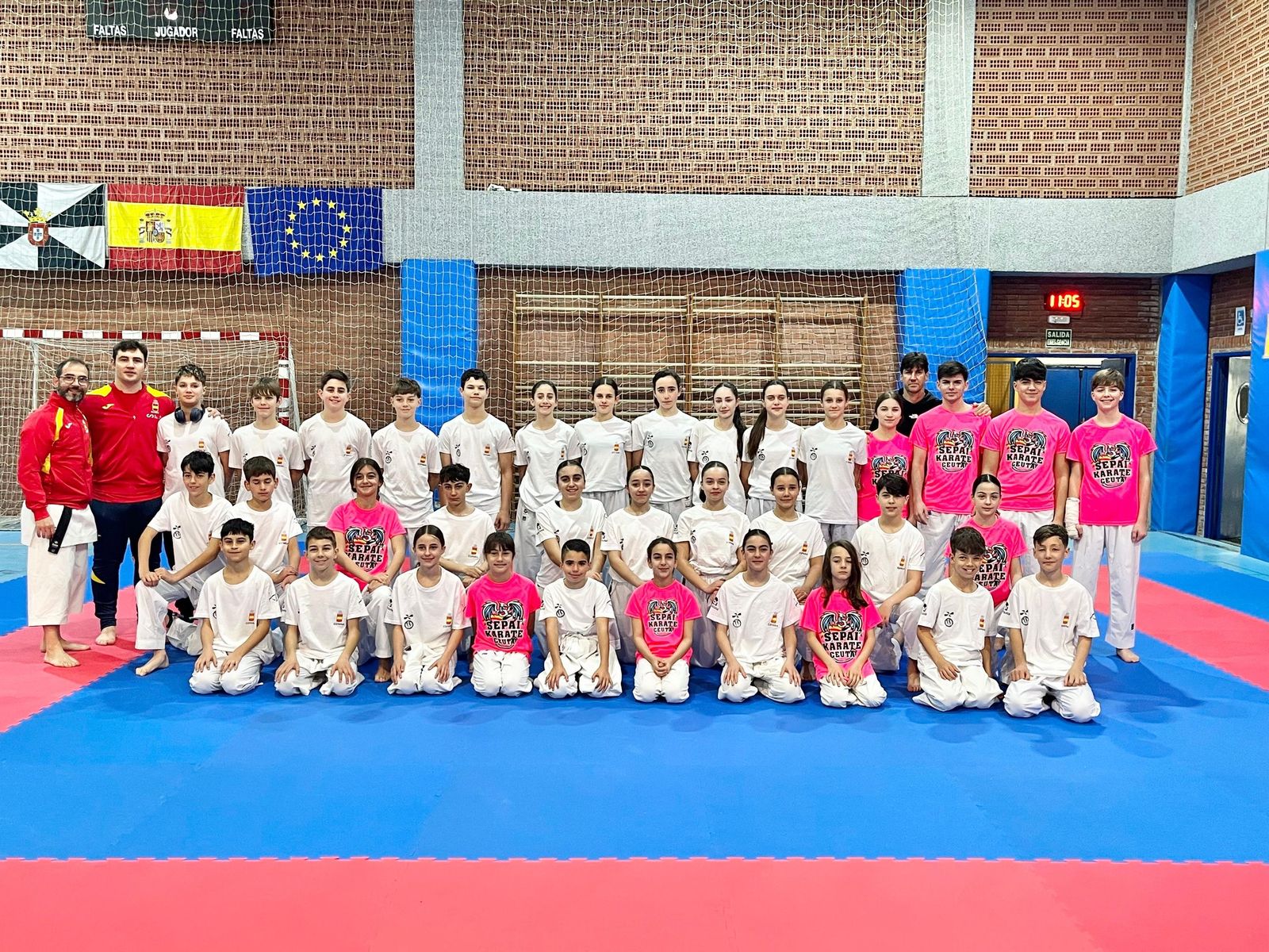 Participantes en la concentración de Kárate