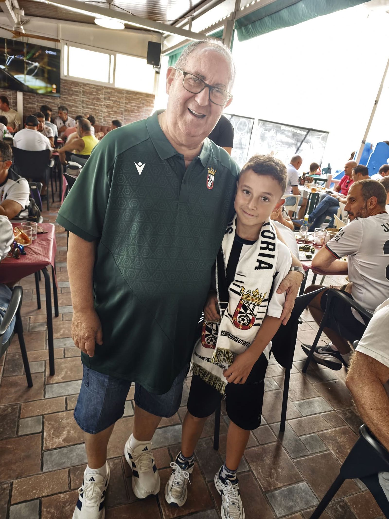 Aficionados en la previa del partido ante el Sabadell