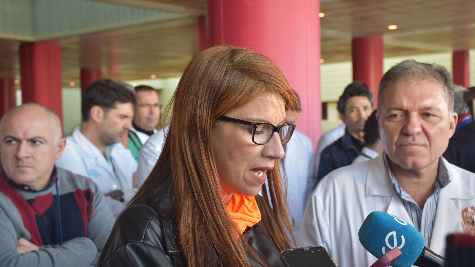 La presidenta de la Asociación TDAH, Holaya Abdel-lah, durante la lectura del manifiesto en la concentración de médicos