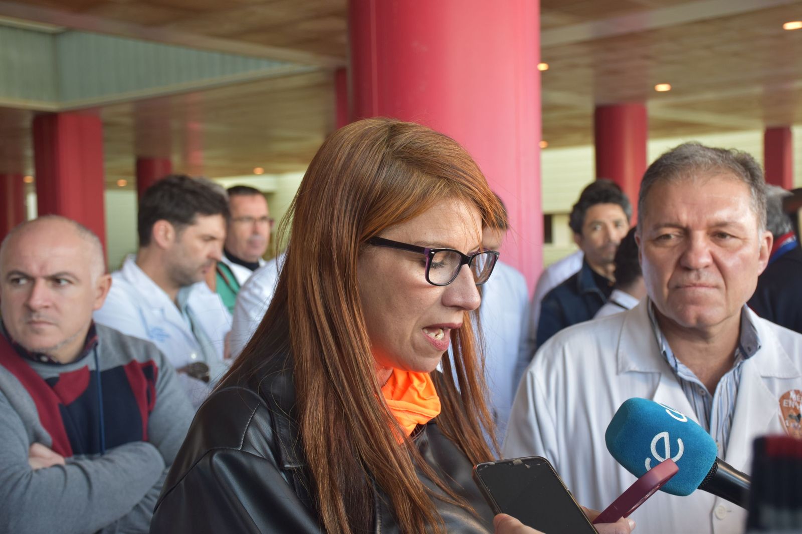 La presidenta de la Asociación TDAH, Holaya Abdel-lah, durante la lectura del manifiesto en la concentración de médicos