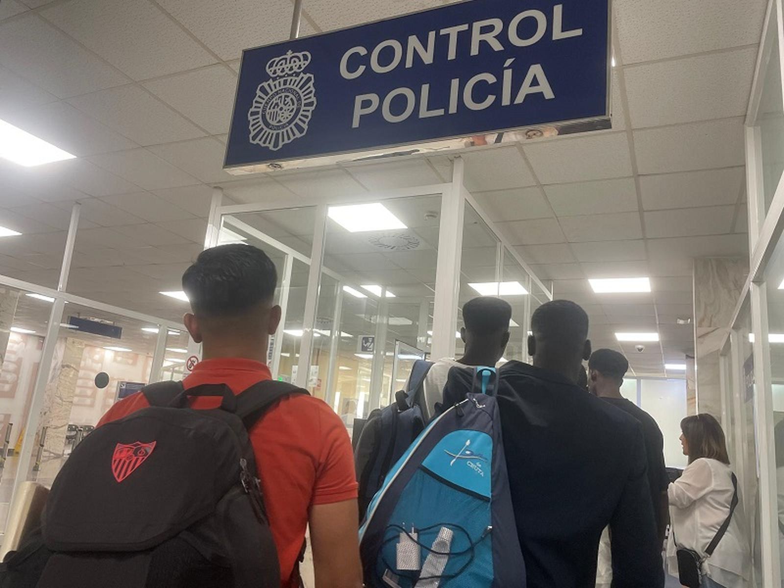 Un grupo de migrantes se dirigen al control policial de la Estación Marítima de Ceuta. / FOTO REDUAN