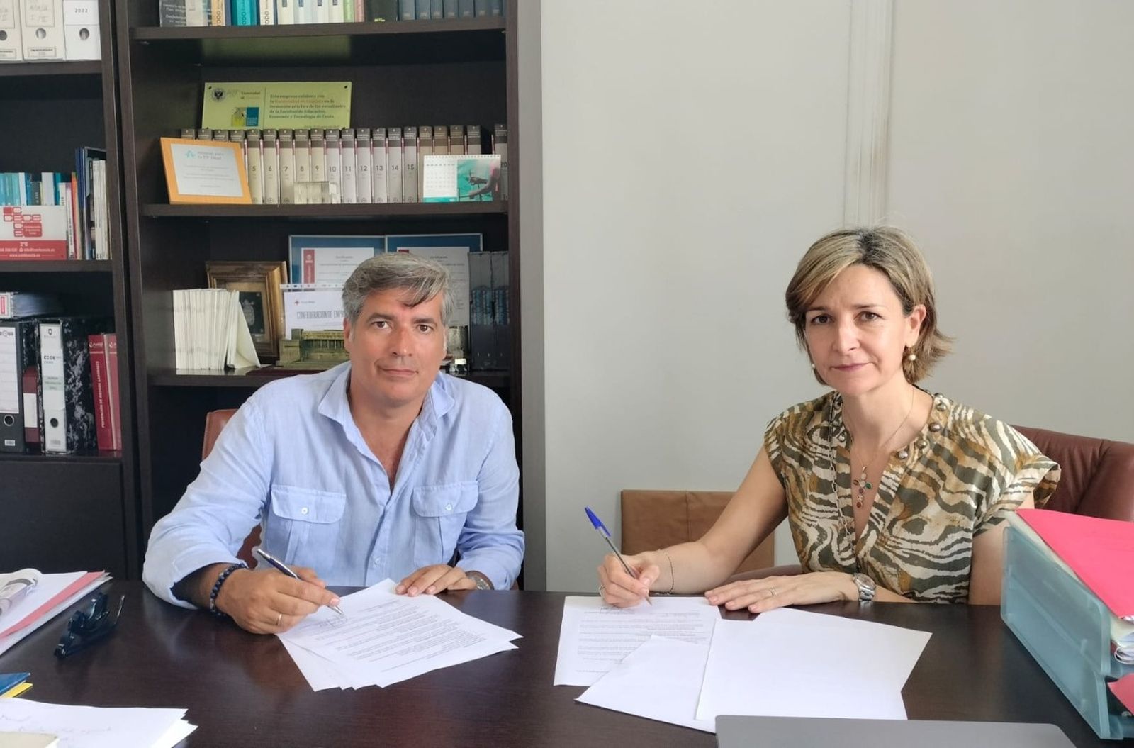 Los presidentes del Centro Comercial Abierto y de la Confederación de Empresarios, Sergio Sebastián Ramírez y Arantxa Campos