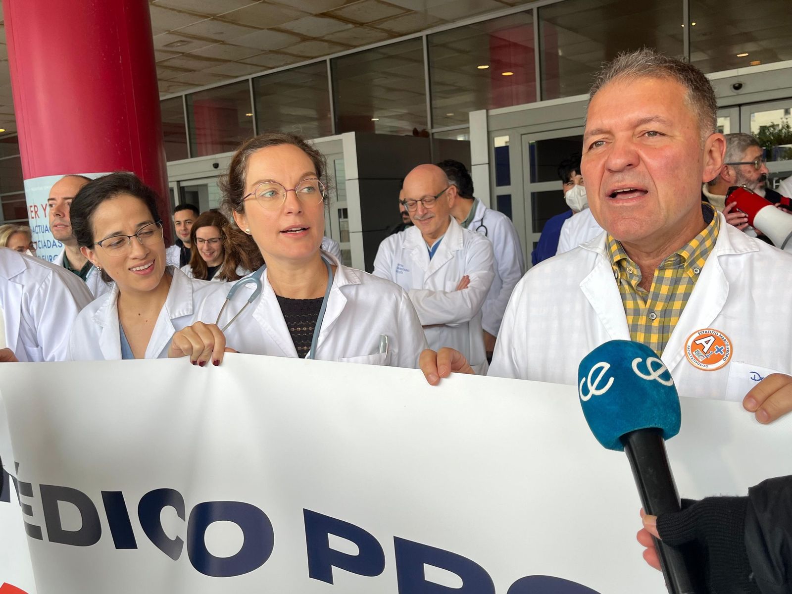 El presidente del Sindicato Médico de Ceuta, Enrique Roviralta, junto a la neumóloga Cintia Merinas durante la concentración de este viernes en el HUCE