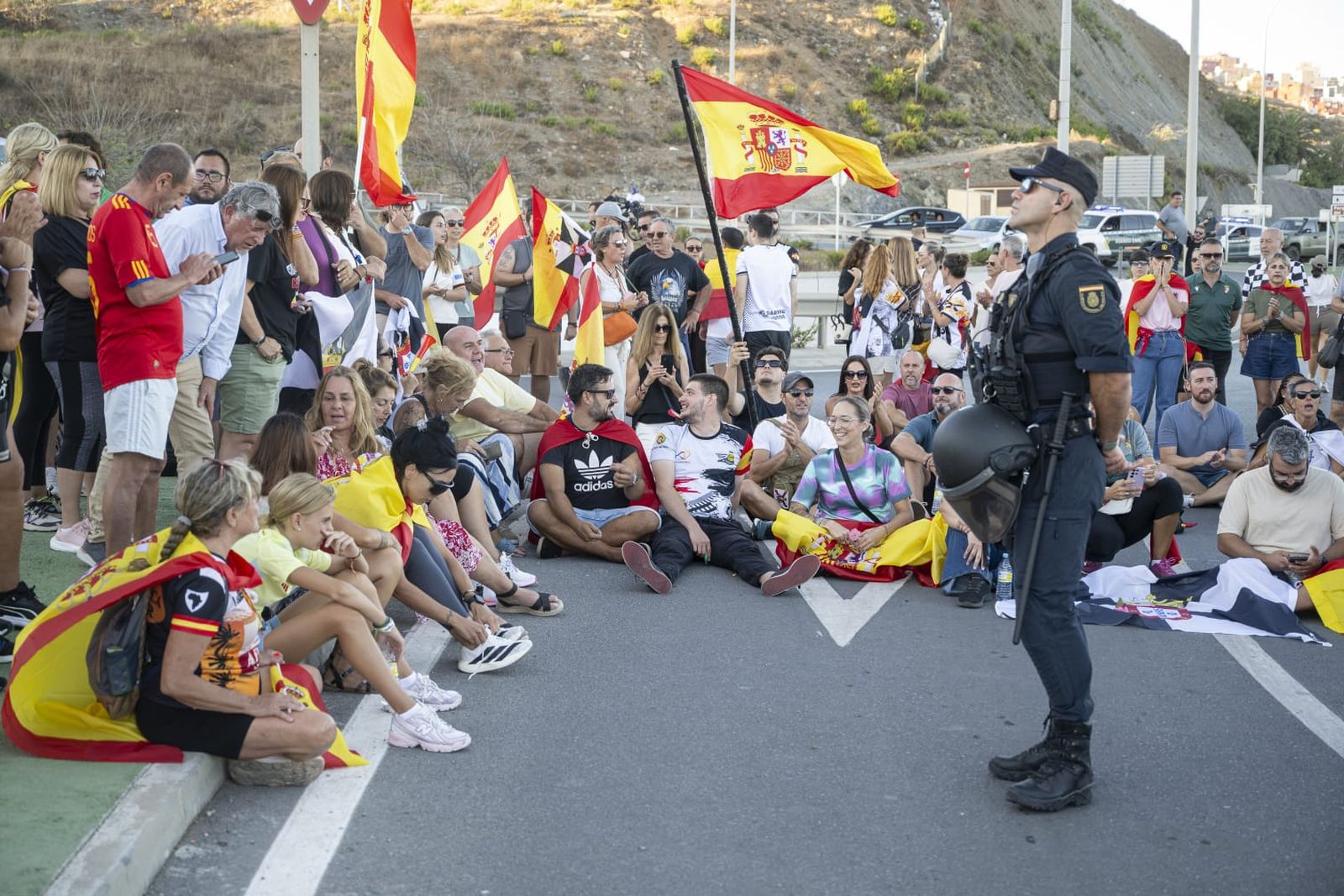 La 'sentada pacífica' en la rotonda de la frontera