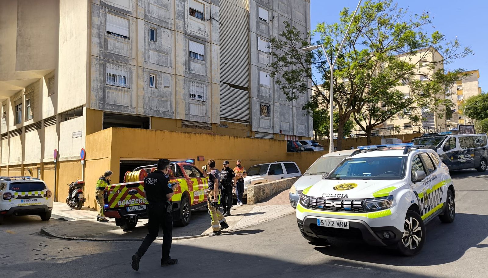 La Policía y Bomberos, a las puertas del edificio donde un joven amenazó con precipitarse