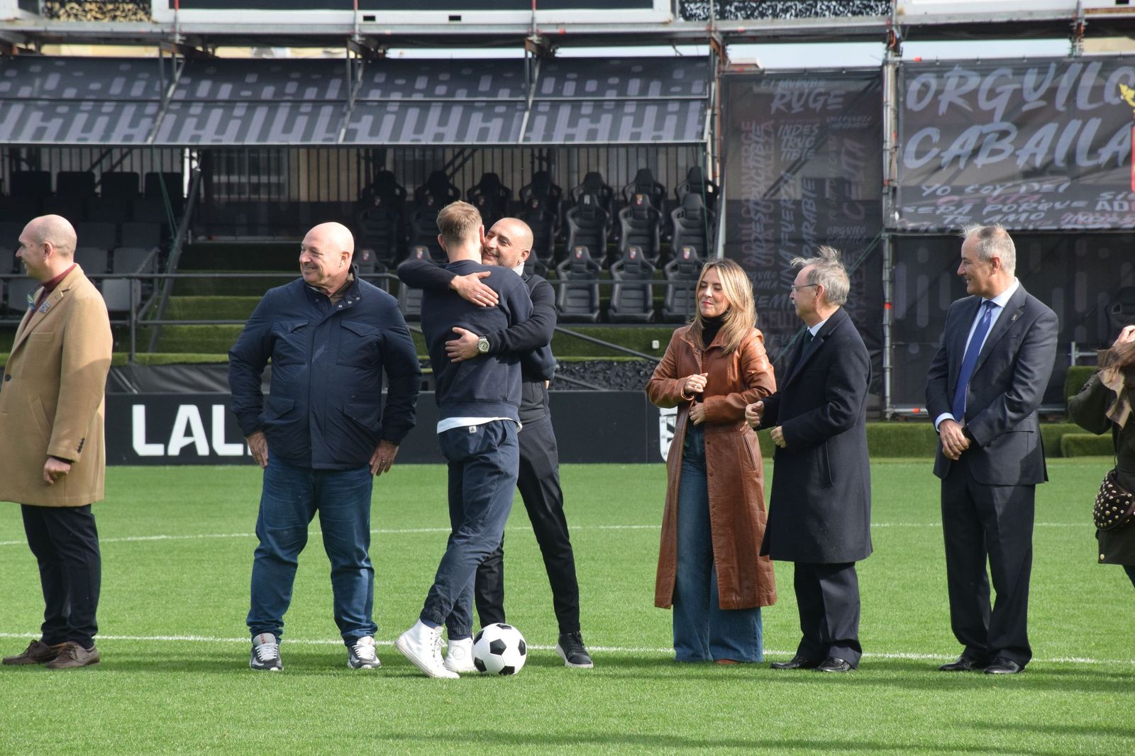 Los Reyes Magos aterrizan en el Alfonso Murube horas antes de la cabalgata