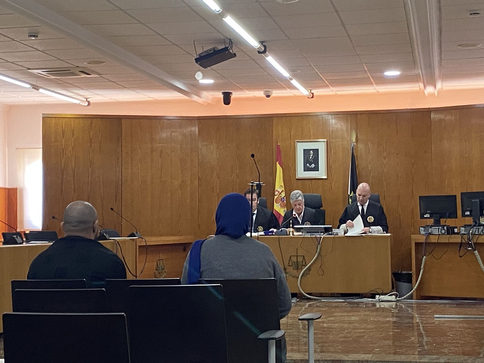 El acusado con una intérprete.