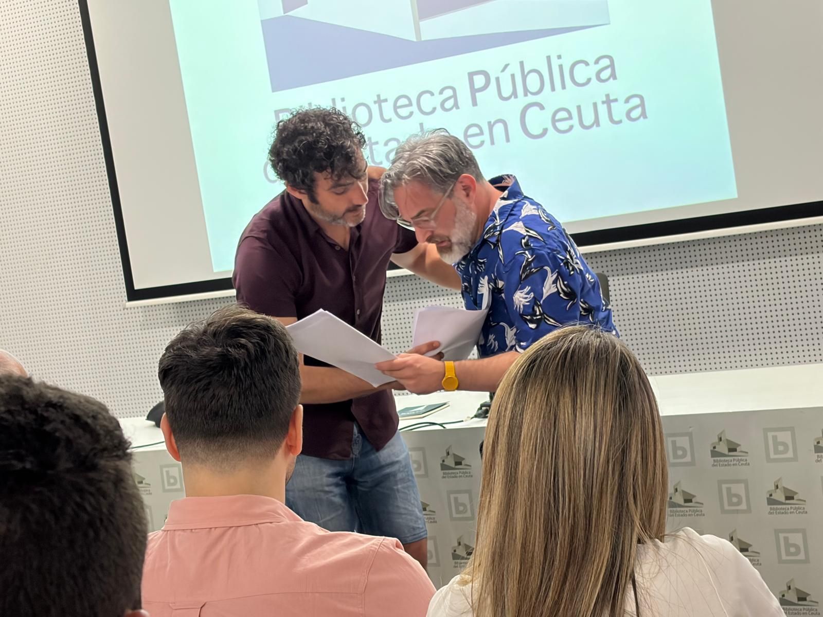 Niños y mayores aprenden y disfrutan de la penúltima jornada de Feria del Libro