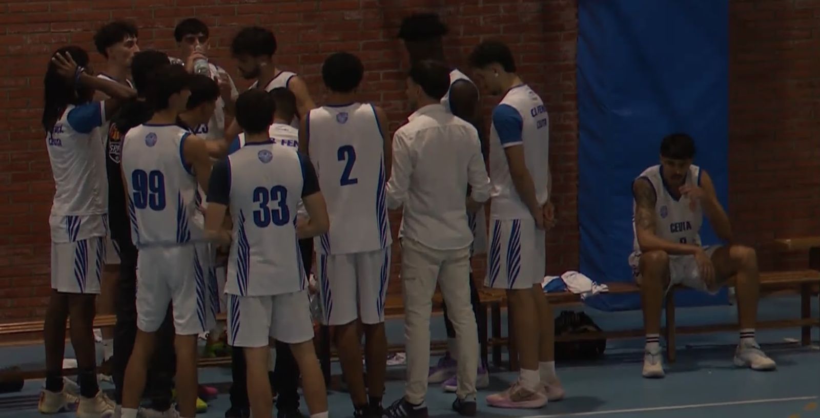 Los jugadores del Fénix hacen piña en su primer partido de la temporada