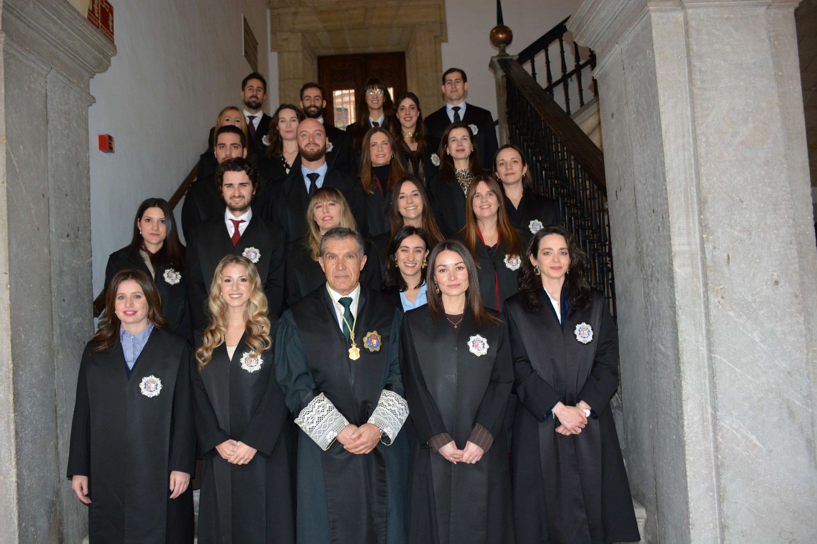 Los nuevos jueces del TSJA posan en la sede del organismo en Granada con Lorenzo del Río.
