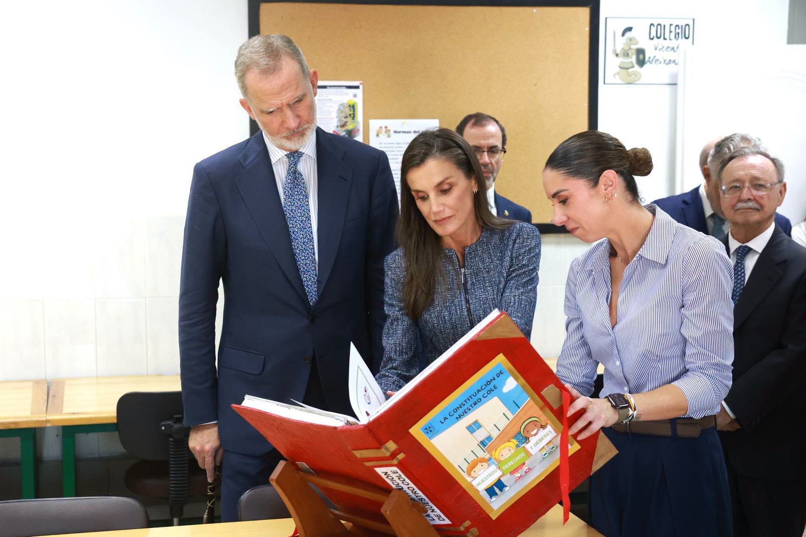 Patricia Barragán comparte con los Reyes el libro ‘La Constitución de mi cole’, ante la mirada del presidente Vivas